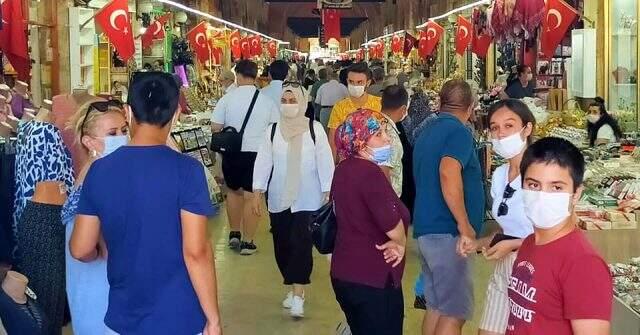 Bakan Koca'nın 'Vaka az' dediği Edirne'ye bayramda binlerce kişi akın etti Bakan Koca'nın 'Vaka az' dediği Edirne'ye bayramda binlerce kişi akın etti