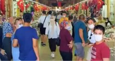 Bakan Koca'nın 'vaka az' dediği Edirne'ye, bayramda binlerce kişi akın etti Bakan Koca'nın 'vaka az' dediği Edirne'ye, bayramda binlerce kişi akın etti