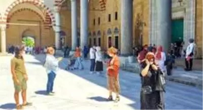 Bakan Koca'nın 'vaka az' dediği Edirne'ye, bayramda binlerce kişi akın etti Bakan Koca'nın 'vaka az' dediği Edirne'ye, bayramda binlerce kişi akın etti