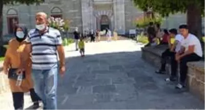 Bakan Koca'nın 'vaka az' dediği Edirne'ye, bayramda binlerce kişi akın etti Bakan Koca'nın 'vaka az' dediği Edirne'ye, bayramda binlerce kişi akın etti