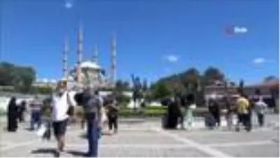 Bakan Koca'nın 'Vaka az' dediği Edirne'ye bayramda binlerce kişi akın etti Bakan Koca'nın 'Vaka az' dediği Edirne'ye bayramda binlerce kişi akın etti
