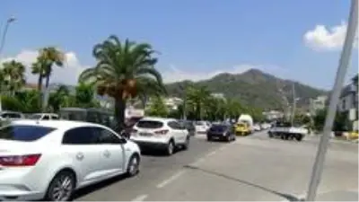 Bayram tatili bitti, Marmaris'te uzun araç kuyrukları oluştu Bayram tatili bitti, Marmaris'te uzun araç kuyrukları oluştu
