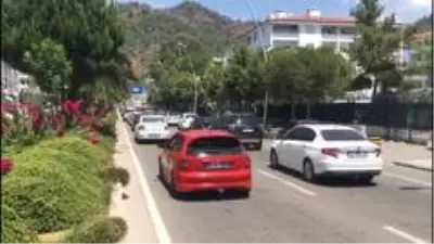 Bayram tatili bitti, Marmaris'te uzun araç kuyrukları oluştu Bayram tatili bitti, Marmaris'te uzun araç kuyrukları oluştu