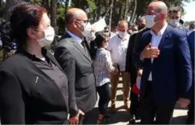 Bursa'da trafiği denetleyen Soylu, çocuklara polis düdüğü dağıttı Bursa'da trafiği denetleyen Soylu, çocuklara polis düdüğü dağıttı