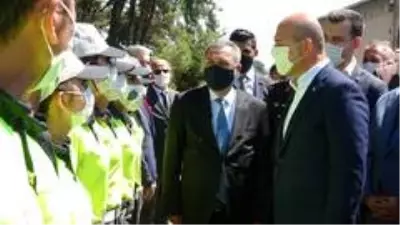Bursa'da trafiği denetleyen Soylu, çocuklara polis düdüğü dağıttı Bursa'da trafiği denetleyen Soylu, çocuklara polis düdüğü dağıttı