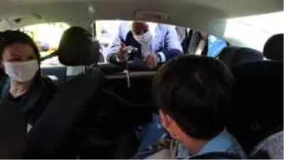 Bursa'da trafiği denetleyen Soylu, çocuklara polis düdüğü dağıttı Bursa'da trafiği denetleyen Soylu, çocuklara polis düdüğü dağıttı
