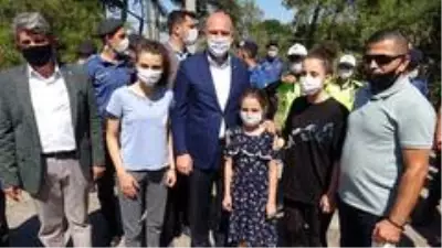 Bursa'da trafiği denetleyen Soylu, çocuklara polis düdüğü dağıttı Bursa'da trafiği denetleyen Soylu, çocuklara polis düdüğü dağıttı