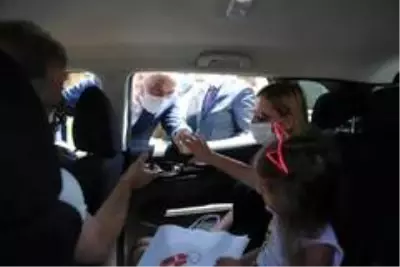 Bursa'da trafiği denetleyen Soylu, çocuklara polis düdüğü dağıttı Bursa'da trafiği denetleyen Soylu, çocuklara polis düdüğü dağıttı