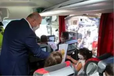Bursa'da trafiği denetleyen Soylu, çocuklara polis düdüğü dağıttı Bursa'da trafiği denetleyen Soylu, çocuklara polis düdüğü dağıttı