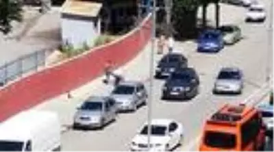 Cadde ortasında annesini döven gence, tekme tokat dayak attılar Cadde ortasında annesini döven gence, tekme tokat dayak attılar