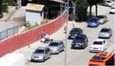 Cadde ortasında annesini döven gence, tekme tokat dayak attılar Cadde ortasında annesini döven gence, tekme tokat dayak attılar