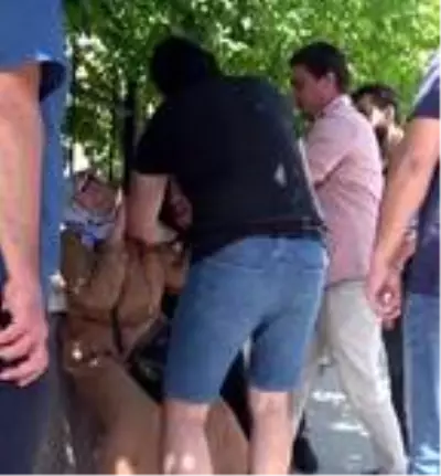 Cadde ortasında annesini döven gence, tekme tokat dayak attılar Cadde ortasında annesini döven gence, tekme tokat dayak attılar