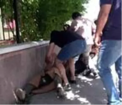 Cadde ortasında annesini döven gence, tekme tokat dayak attılar Cadde ortasında annesini döven gence, tekme tokat dayak attılar