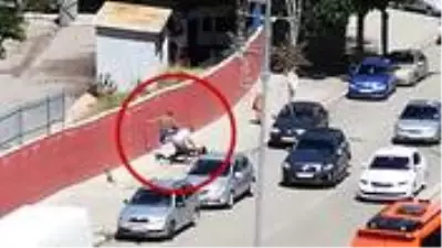 Cadde ortasında annesini döven gence, tekme tokat dayak attılar Cadde ortasında annesini döven gence, tekme tokat dayak attılar