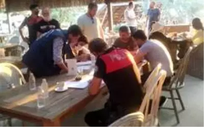 Çeşme'de yapılan maske ve sosyal mesafe denetimlerinde ceza yağdı Çeşme'de yapılan maske ve sosyal mesafe denetimlerinde ceza yağdı