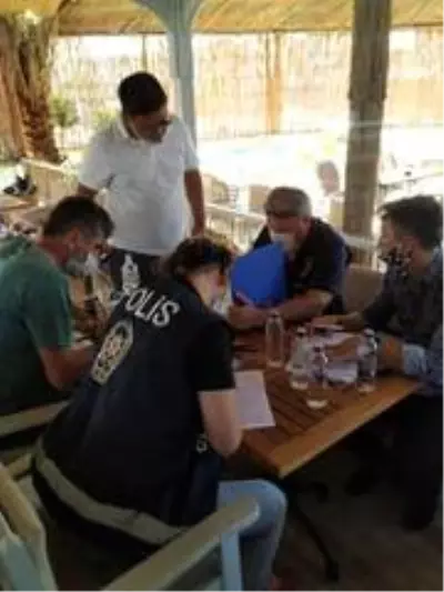 Çeşme'de yapılan maske ve sosyal mesafe denetimlerinde ceza yağdı Çeşme'de yapılan maske ve sosyal mesafe denetimlerinde ceza yağdı