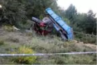 Çocuk sürücünün kullandığı traktör şarampole devrildi: 1 ölü, 1 yaralı Çocuk sürücünün kullandığı traktör şarampole devrildi: 1 ölü, 1 yaralı