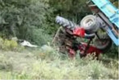 Çocuk sürücünün kullandığı traktör şarampole devrildi: 1 ölü, 1 yaralı Çocuk sürücünün kullandığı traktör şarampole devrildi: 1 ölü, 1 yaralı