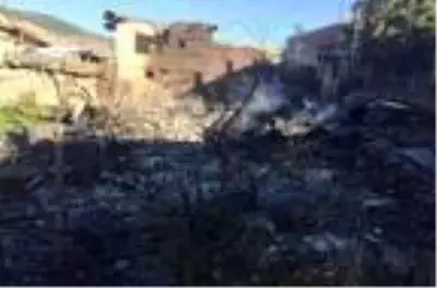 Çubuk'ta 4 ahşap ev, ticari araç ve ahır yandı: 1 kişi yaralandı Çubuk'ta 4 ahşap ev, ticari araç ve ahır yandı: 1 kişi yaralandı