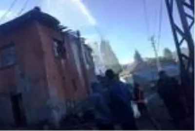Çubuk'ta 4 ahşap ev, ticari araç ve ahır yandı: 1 kişi yaralandı Çubuk'ta 4 ahşap ev, ticari araç ve ahır yandı: 1 kişi yaralandı