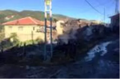 Çubuk'ta 4 ahşap ev, ticari araç ve ahır yandı: 1 kişi yaralandı Çubuk'ta 4 ahşap ev, ticari araç ve ahır yandı: 1 kişi yaralandı