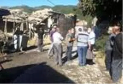 Çubuk'ta 4 ahşap ev, ticari araç ve ahır yandı: 1 kişi yaralandı Çubuk'ta 4 ahşap ev, ticari araç ve ahır yandı: 1 kişi yaralandı