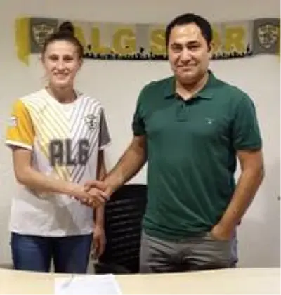 Ebru Topçu yuvada kaldı Ebru Topçu yuvada kaldı