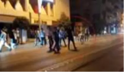 Eski eşini sevgilisiyle görünce çılgına döndü! Etrafındaki herkese baltayla saldırdı Eski eşini sevgilisiyle görünce çılgına döndü! Etrafındaki herkese baltayla saldırdı