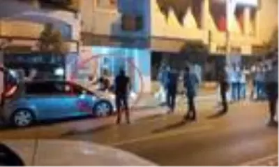 Eski eşini sevgilisiyle görünce çılgına döndü! Etrafındaki herkese baltayla saldırdı Eski eşini sevgilisiyle görünce çılgına döndü! Etrafındaki herkese baltayla saldırdı