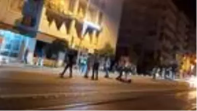 Eski eşini sevgilisiyle görünce çılgına döndü! Etrafındaki herkese baltayla saldırdı Eski eşini sevgilisiyle görünce çılgına döndü! Etrafındaki herkese baltayla saldırdı