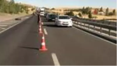 Gurbetçi aile Ankara-Konya yolunda park halindeki tıra çarptı: 5 ölü Gurbetçi aile Ankara-Konya yolunda park halindeki tıra çarptı: 5 ölü