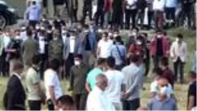 (HAKKARİ)Yüksekova'da hayatlarını kaybedenler gözyaşları arasında toprağa verildi (HAKKARİ)Yüksekova'da hayatlarını kaybedenler gözyaşları arasında toprağa verildi