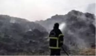 Hayvan çiftliğindeki yangında 300 ton saman ve 100 ton yonca kül oldu Hayvan çiftliğindeki yangında 300 ton saman ve 100 ton yonca kül oldu