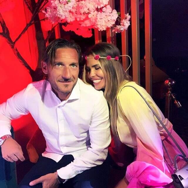 Ilary Blasi aşka geldi! Totti ile öpüştüğü fotoğraf on binlerce beğeni aldı Ilary Blasi aşka geldi! Totti ile öpüştüğü fotoğraf on binlerce beğeni aldı