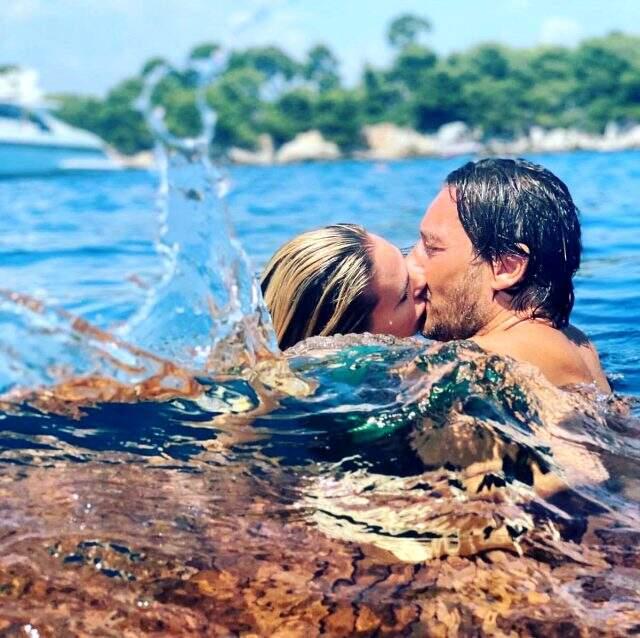Ilary Blasi aşka geldi! Totti ile öpüştüğü fotoğraf on binlerce beğeni aldı Ilary Blasi aşka geldi! Totti ile öpüştüğü fotoğraf on binlerce beğeni aldı