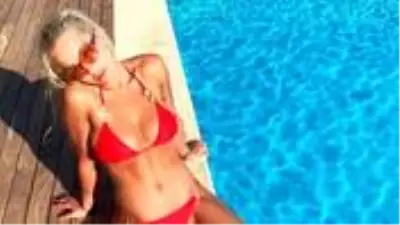 İngiliz şarkıcı Rita Ora üstsüz fotoğrafını paylaştı İngiliz şarkıcı Rita Ora üstsüz fotoğrafını paylaştı