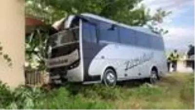 Isparta'da minibüs evin bahçesine daldı: 1 yaralı Isparta'da minibüs evin bahçesine daldı: 1 yaralı