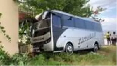 Isparta'da minibüs evin bahçesine daldı: 1 yaralı Isparta'da minibüs evin bahçesine daldı: 1 yaralı