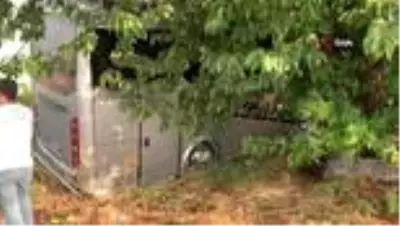 Isparta'da minibüs evin bahçesine daldı: 1 yaralı Isparta'da minibüs evin bahçesine daldı: 1 yaralı