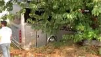 Isparta'da minibüs evin bahçesine daldı: 1 yaralı Isparta'da minibüs evin bahçesine daldı: 1 yaralı