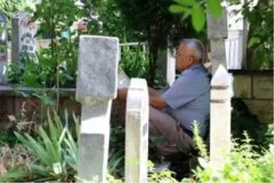 Kahramanmaraş'ta vatandaşların mezarlık ziyareti Kahramanmaraş'ta vatandaşların mezarlık ziyareti