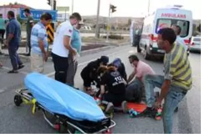 Kavşakta çarpışan iki motosikletli yaralandı Kavşakta çarpışan iki motosikletli yaralandı