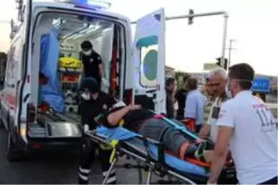 Kavşakta çarpışan iki motosikletli yaralandı Kavşakta çarpışan iki motosikletli yaralandı
