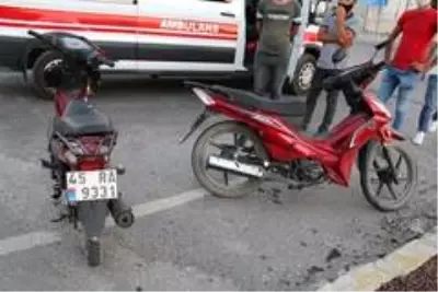 Kavşakta çarpışan iki motosikletli yaralandı Kavşakta çarpışan iki motosikletli yaralandı