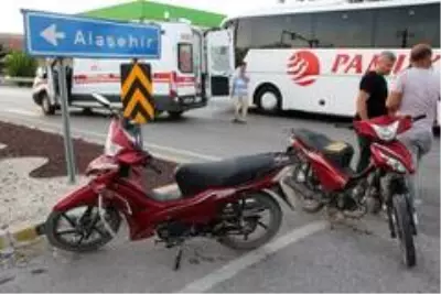 Kavşakta çarpışan iki motosikletli yaralandı Kavşakta çarpışan iki motosikletli yaralandı