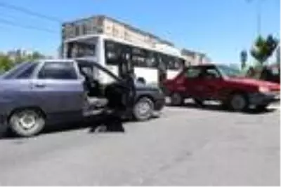 Kayseri'de 2 otomobil çarpıştı: 6 yaralı Kayseri'de 2 otomobil çarpıştı: 6 yaralı