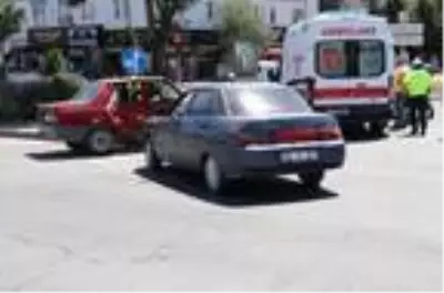 Kayseri'de 2 otomobil çarpıştı: 6 yaralı Kayseri'de 2 otomobil çarpıştı: 6 yaralı