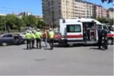 Kayseri'de 2 otomobil çarpıştı: 6 yaralı Kayseri'de 2 otomobil çarpıştı: 6 yaralı