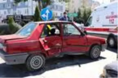 Kayseri'de 2 otomobil çarpıştı: 6 yaralı Kayseri'de 2 otomobil çarpıştı: 6 yaralı