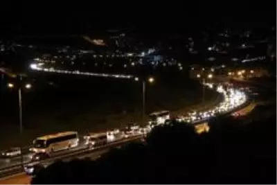 Kocaeli TEM Otoyolu'nda bayram trafiği sürüyor Kocaeli TEM Otoyolu'nda bayram trafiği sürüyor